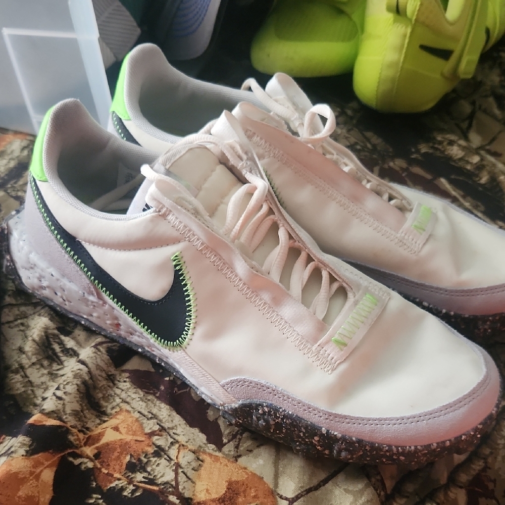 Nike White and Green Sneakers